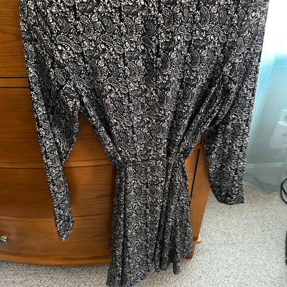 GAP women’s S cctton knit belted, button front dress.  Black/white print worn 1x - Picture 2 of 5